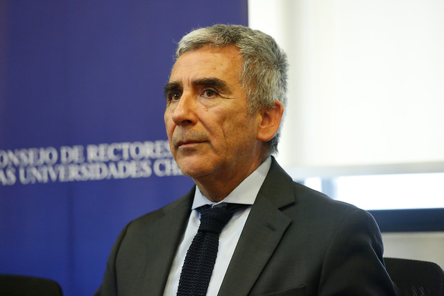 Carlos Peña critica al Gobierno y al Congreso: “Tenemos un gabinete bastante débil» y a “parlamentarios celebrando como escolares” Carlos Peña critica al Gobierno y al Congreso: “Tenemos un gabinete bastante débil