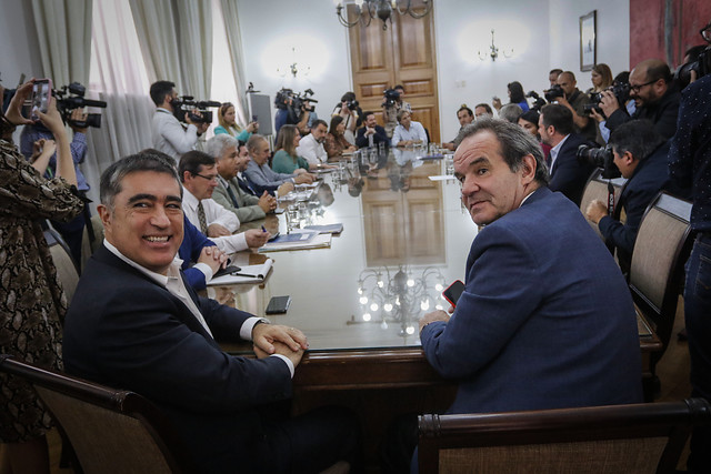 Ministros Desbordes y Allamand sostienen reunión para coordinar temas de interés de sus respectivas carteras Ministros Desbordes y Allamand sostienen reunión para coordinar temas de interés de sus respectivas carteras
