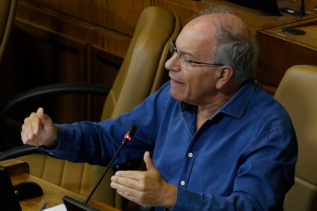 Hirsch propone mesa de trabajo para estudiar construcción de viviendas sociales en terreno vendido por el Ejército en La Reina Hirsch propone mesa de trabajo para estudiar construcción de viviendas sociales en terreno vendido por el Ejército en La Reina