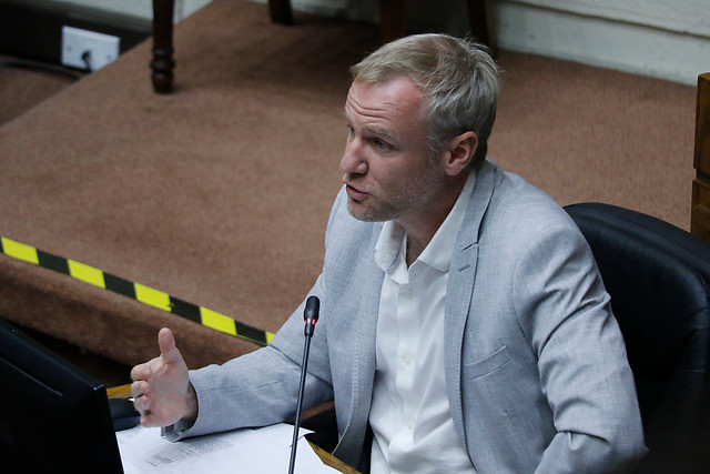 Con el fin de “oxigenar Chile Vamos”: Felipe Kast (Evópoli) pidió la renuncia de los timoneles de la UDI y RN Con el fin de
