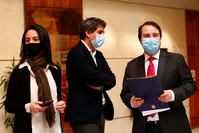 Con carta a Piñera, diputados de Chile Vamos insisten para que el Gobierno apoye a familias con hijos en colegios subvencionados Con carta a Piñera, diputados de Chile Vamos insisten para que el Gobierno apoye a familias con hijos en colegios subvencionados