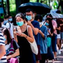 Hong Kong limita reuniones a un máximo de dos personas por rebrote de covid-19