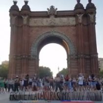 Mujeres pidieron justicia por Antonia Barra con intervención feminista en Barcelona
