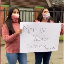 [VIDEO] Mujeres protestan afuera de la casa de Martín Pradenas con el himno de Las Tesis como fondo
