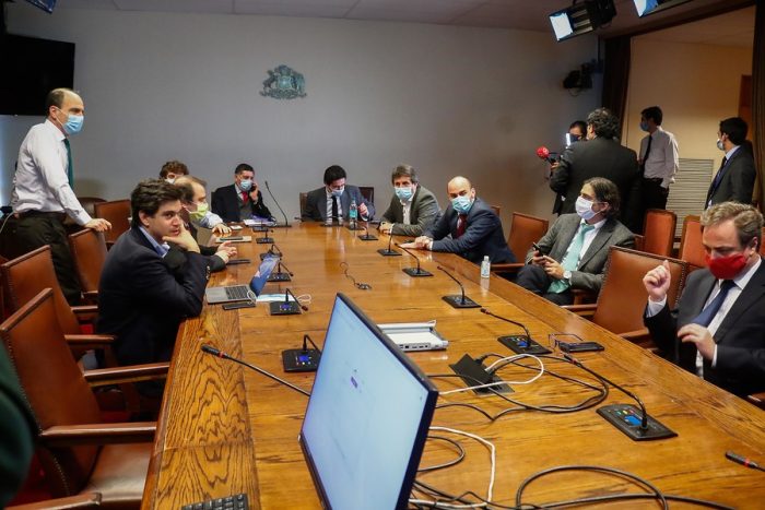 Polémica en sesión por retiro de la AFP: oposición exige que ministros estén presentes en la sala y no en reuniones paralelas para “comprar votos” Polémica en sesión por retiro de la AFP: oposición exige que ministros estén presentes en la sala y no en reuniones paralelas para “comprar votos”