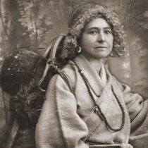 Cita de libros: Alexandra David-Neel, la primera occidental budista que entró en Lhasa a los 55 años tras recorrer 2 mil kilómetros a pie por el Himalaya