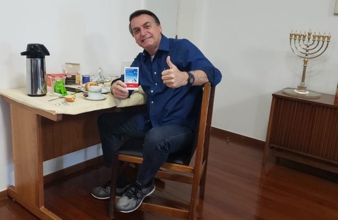Sonriente y con una caja de hidroxicloroquina en la mano, Bolsonaro informó que ya no tiene coronavirus