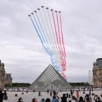 En Día Nacional, Francia rinde homenaje a profesionales de la salud