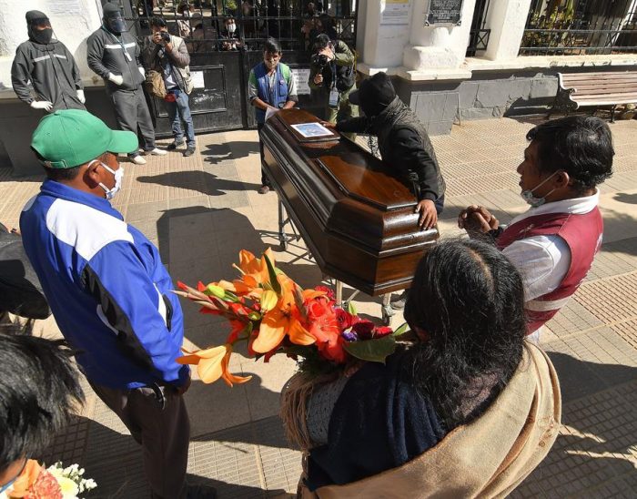 Vivir con muertos: el drama en la región boliviana de Cochabamba debido al colapso de cementerio por el Covid-19 Vivir con muertos: el drama en la región boliviana de Cochabamba debido al colapso de cementerio por el Covid-19