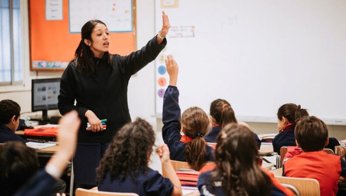 Aprendizajes para profesoras y profesores frente a una escuela en jaque Aprendizajes para profesoras y profesores frente a una escuela en jaque