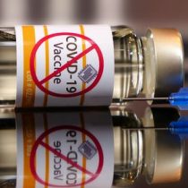 Los antivacunas ponen en peligro la solución de la pandemia de COVID-19