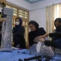 Jóvenes afganas diseñaron prototipo de ventilador mecánico para combatir el coronavirus en dicho país