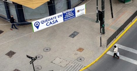 La desigualdad reflejada en permisos: Ñuñoa lidera la lista de compras y paseo de mascotas mientras La Pintana asiste a funerales y entrega alimentos en recintos penales