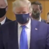 Trump usa mascarilla en visita a centro médico militar
