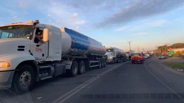 Las consecuencias del paro de camioneros: decenas de comunas del sur de Chile reportan desabastecimiento en bencineras