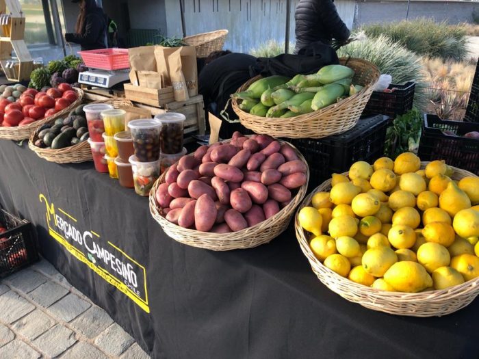 Mercado campesino ofrece productos frescos y a precios convenientes Mercado campesino ofrece productos frescos y a precios convenientes