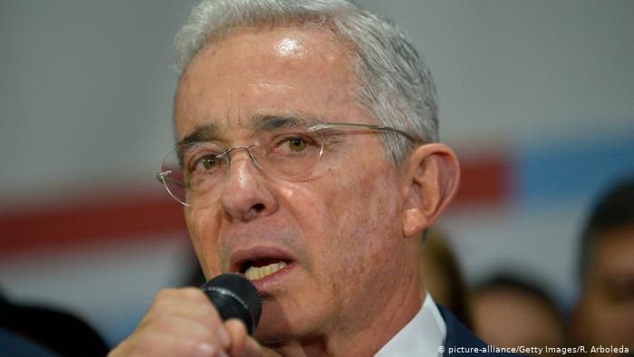 Álvaro Uribe renuncia a su escaño en el Senado de Colombia Álvaro Uribe renuncia a su escaño en el Senado de Colombia