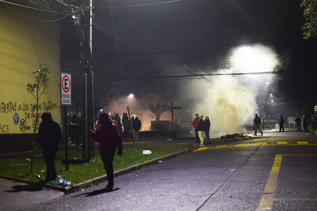 Violenta noche en La Araucanía: más de 20 detenidos y dos municipalidades incendiadas Violenta noche en La Araucanía: más de 20 detenidos y dos municipalidades incendiadas