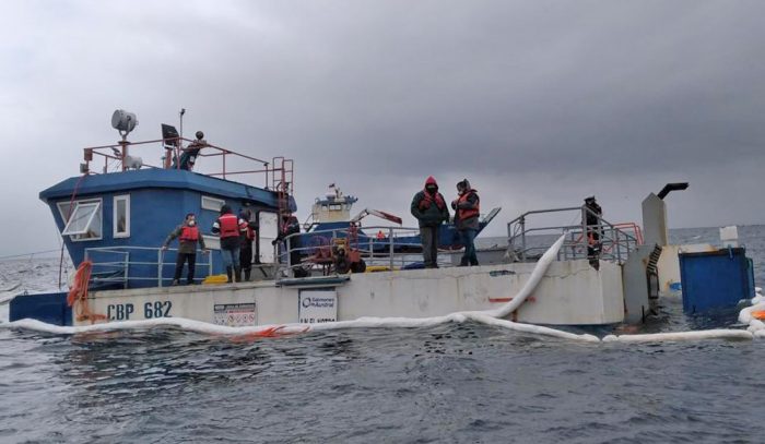 Tras derrame de petróleo: SMA ordena medidas provisionales pre procedimentales a empresa salmonera Tras derrame de petróleo: SMA ordena medidas provisionales pre procedimentales a empresa salmonera