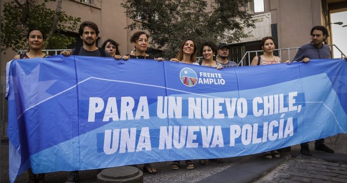 Frente Amplio sale a aclarar que hoy está enfocado en el triunfo del Apruebo ante críticas opositoras a su «camino propio» en materia presidencial Frente Amplio sale a aclarar que hoy está enfocado en el triunfo del Apruebo ante críticas opositoras a su