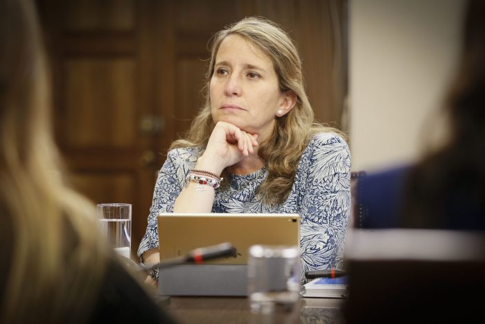 Diputada RN Karin Luck pide sesión especial tras recibir centenar de reclamos por cobros de pensiones de alimentos a mujeres Diputada RN Karin Luck pide sesión especial tras recibir centenar de reclamos por cobros de pensiones de alimentos a mujeres