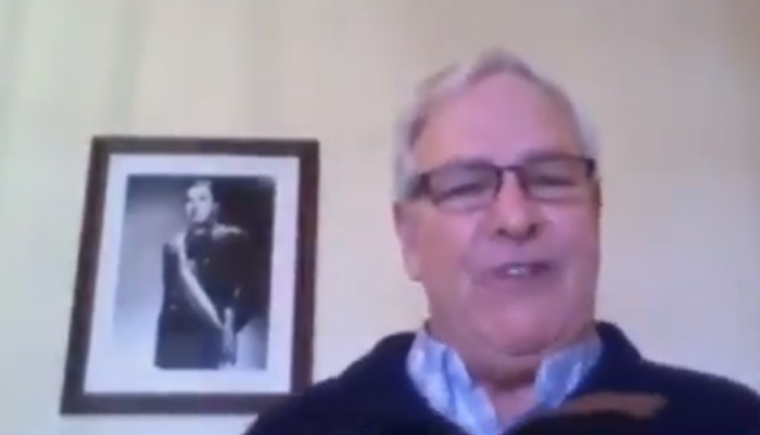 Lo volvió a hacer: diputado Urrutia interviene con cuadro de Pinochet de fondo provocando indignación en la Cámara de Diputados Lo volvió a hacer: diputado Urrutia interviene con cuadro de Pinochet de fondo provocando indignación en la Cámara de Diputados