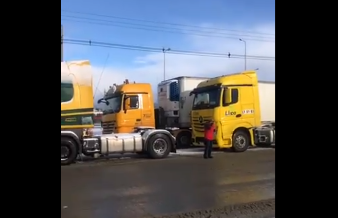 Camioneros interrumpen el tránsito en diversos puntos del país por ataques incendiarios en La Araucanía Camioneros interrumpen el tránsito en diversos puntos del país por ataques incendiarios en La Araucanía