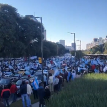 Con banderas y mascarillas, argentinos salen a las calles a manifestarse contra el Gobierno