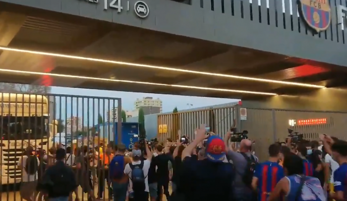 Alta tensión en Barcelona: hinchas invaden el Camp Nou para expresar su descontento por la partida de Lionel Messi Alta tensión en Barcelona: hinchas invaden el Camp Nou para expresar su descontento por la partida de Lionel Messi
