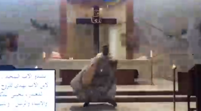 Explosión en Beirut: Se registra impactante caída del techo de una iglesia en plena realización de una misa Explosión en Beirut: Se registra impactante caída del techo de una iglesia en plena realización de una misa