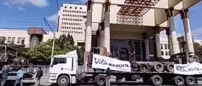 “Son una muestra simbólica de lo que nos pasa día a día»: Camioneros llegan al Congreso con máquinas quemadas en el marco de la paralización del gremio “Son una muestra simbólica de lo que nos pasa día a día