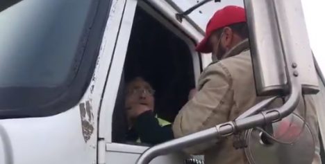 Camioneros amenazan con golpear a uno de sus colegas para que se una al paro que fue iniciado esta mañana