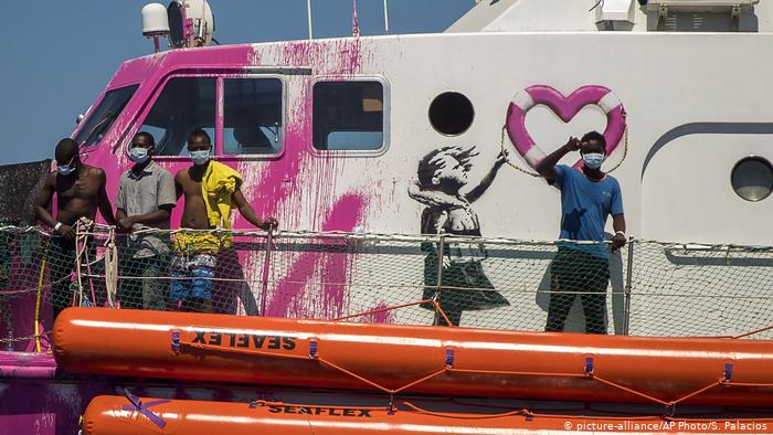 Guardacostas italianos acuden en ayuda del barco humanitario de Banksy Guardacostas italianos acuden en ayuda del barco humanitario de Banksy