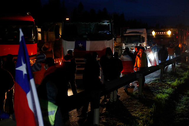 Camioneros en segundo día de paro: oposición insiste en cuestionar el “beneplácito del Gobierno y del ministro de Interior” a la toma de carreteras Camioneros en segundo día de paro: oposición insiste en cuestionar el “beneplácito del Gobierno y del ministro de Interior” a la toma de carreteras