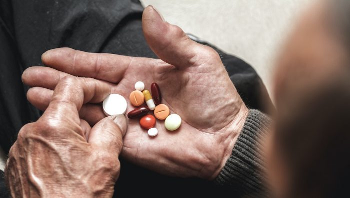 ¿Qué consecuencias tiene el exceso del consumo de fármacos en personas mayores? ¿Qué consecuencias tiene el exceso del consumo de fármacos en personas mayores?