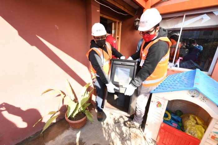Más de 6 mil calefactores a leña han sido reemplazados gratuitamente por equipos eléctricos para mejorar la Calidad del Aire de la RM Más de 6 mil calefactores a leña han sido reemplazados gratuitamente por equipos eléctricos para mejorar la Calidad del Aire de la RM