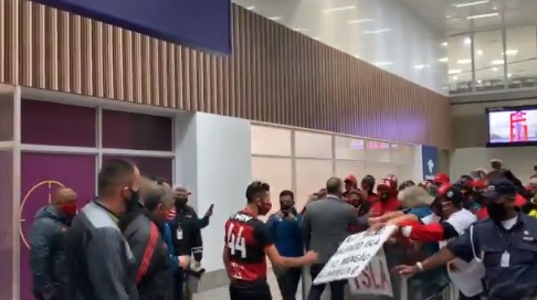 Isla llegó a Brasil y fue recibido con fervor por hinchas del Flamengo Isla llegó a Brasil y fue recibido con fervor por hinchas del Flamengo