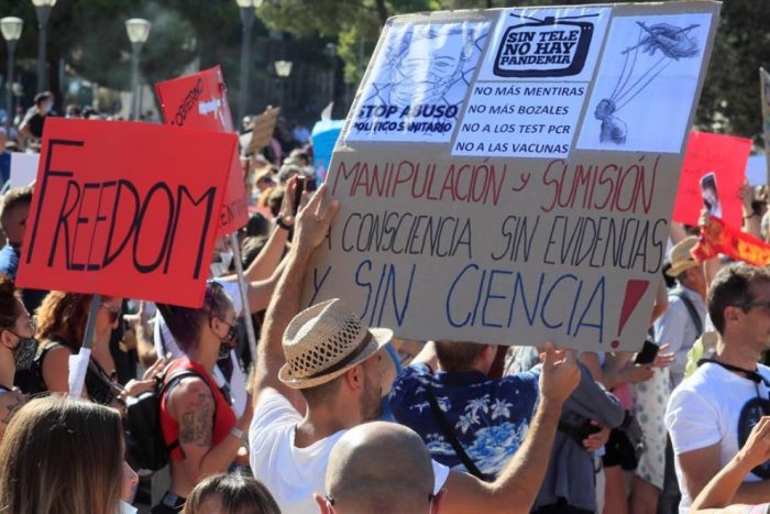 Policía española detiene a un negacionista de la pandemia por incitación al odio Policía española detiene a un negacionista de la pandemia por incitación al odio