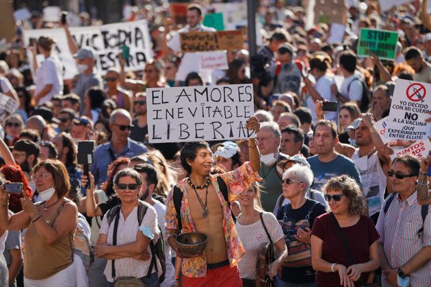 Manifestante que acudió a marcha «antimascarillas» en España fue internado grave por COVID-19 Manifestante que acudió a marcha