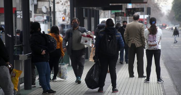 Estudio de la U. De Chile denuncia la imposibilidad de propuesta del Minsal de mantener un metro de distancia en el transporte público Estudio de la U. De Chile denuncia la imposibilidad de propuesta del Minsal de mantener un metro de distancia en el transporte público