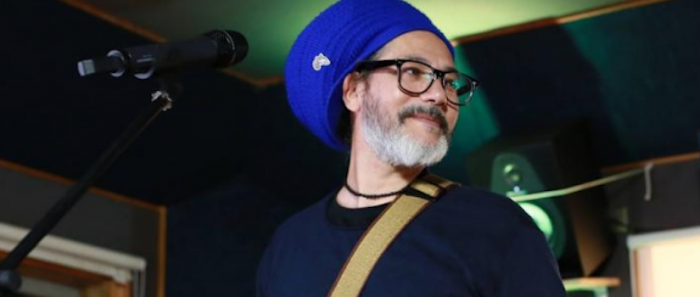 Quique Neira canta en versión acústico desde San Joaquín al mundo vía online Quique Neira canta en versión acústico desde San Joaquín al mundo vía online