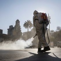 En la previa de la Transición: sanitizan Santiago con nanopartículas de cobre