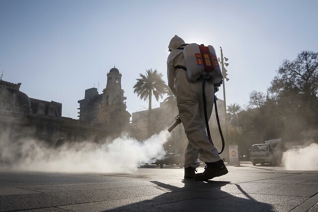 En la previa de la Transición: sanitizan Santiago con nanopartículas de cobre En la previa de la Transición: sanitizan Santiago con nanopartículas de cobre