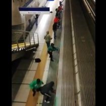 Captan a sujetos rayando vagón del Metro de Santiago en la estación Los Presidentes