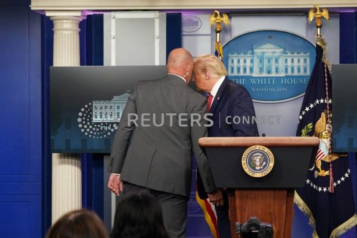 Trump es sacado abruptamente de rueda de prensa en la Casa Blanca por Servicio Secreto tras 