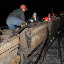 Escape de gas deja a 17 mineros atrapados en China