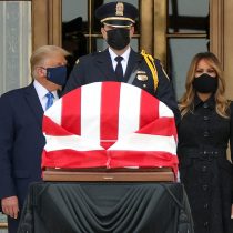 Una visita incómoda: Trump fue abucheado al asistir a la capilla ardiente de la jueza Ruth Bader Ginsburg