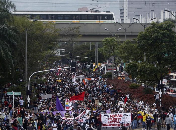 Colombianos se manifiestan en la calle en jornada empañada por disturbios Colombianos se manifiestan en la calle en jornada empañada por disturbios