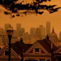Incendios en California: el humo y la niebla cubren San Francisco de un cielo naranja apocalíptico