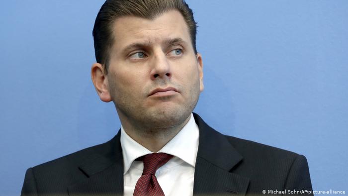 Partido populista de derecha alemán destituye a portavoz que proponía gasear a inmigrantes